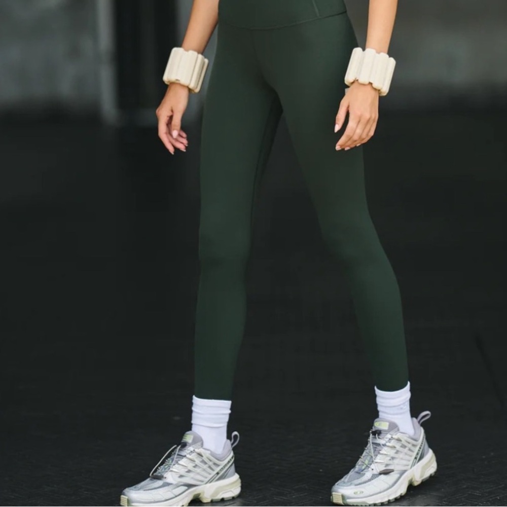 Vuori Allthefeels leggings Evergreen size medium NWT